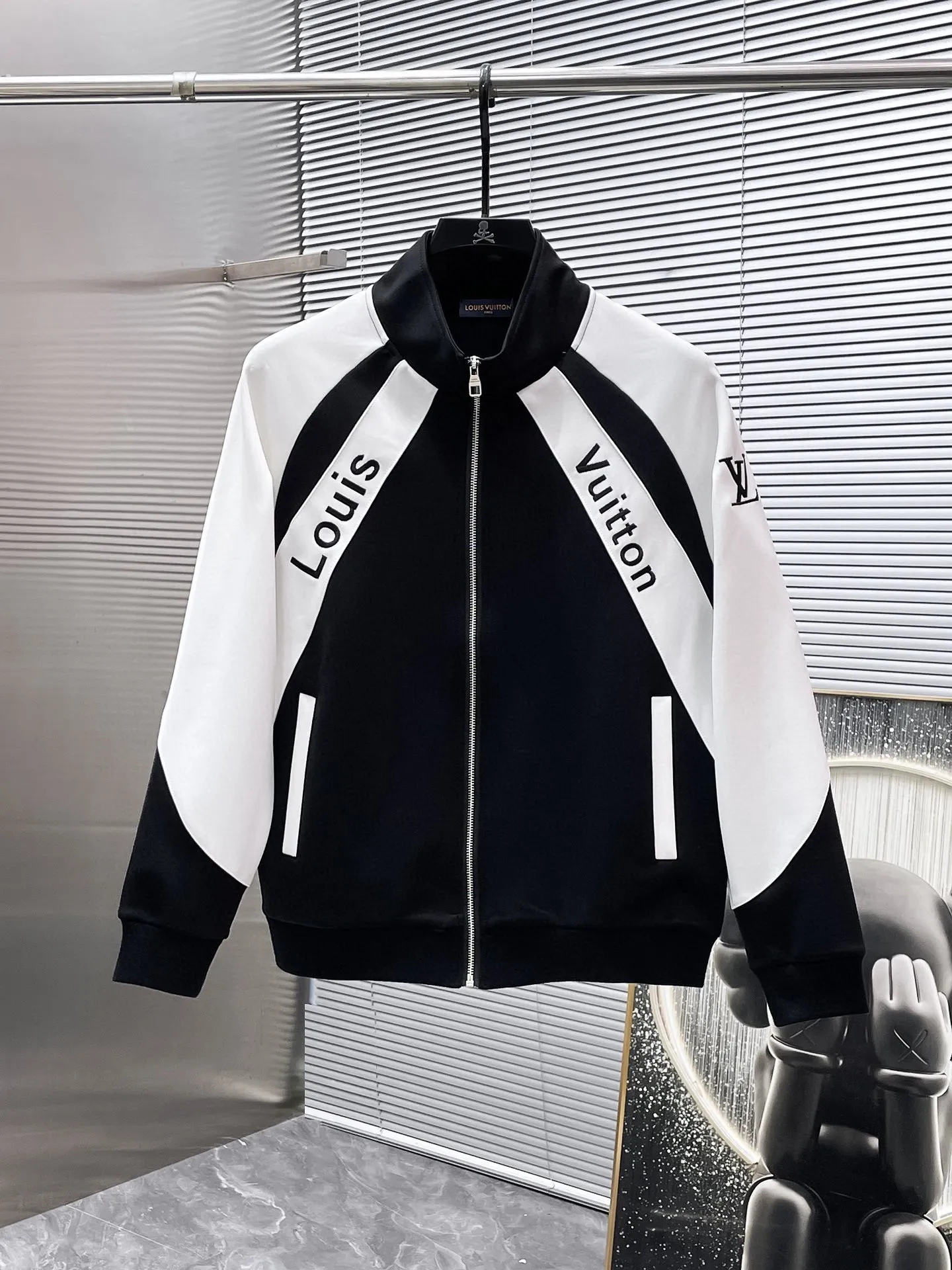 🅿️720 LV hot-selling suit is coming. Focus on the original version of the official website. 2025 new hot-selling cardigan suit. The original order is the best. 🇭🇰The meticulous work of top designers. It has a fitting and perfect upper body effect. All-natural high-quality Tencel Roman cotton 100%, close-fitting comfort, noble and elegant! Original hardware embodies elegance and nobility! Counter size: M-3XL (maximum wear up to 190 pounds)
